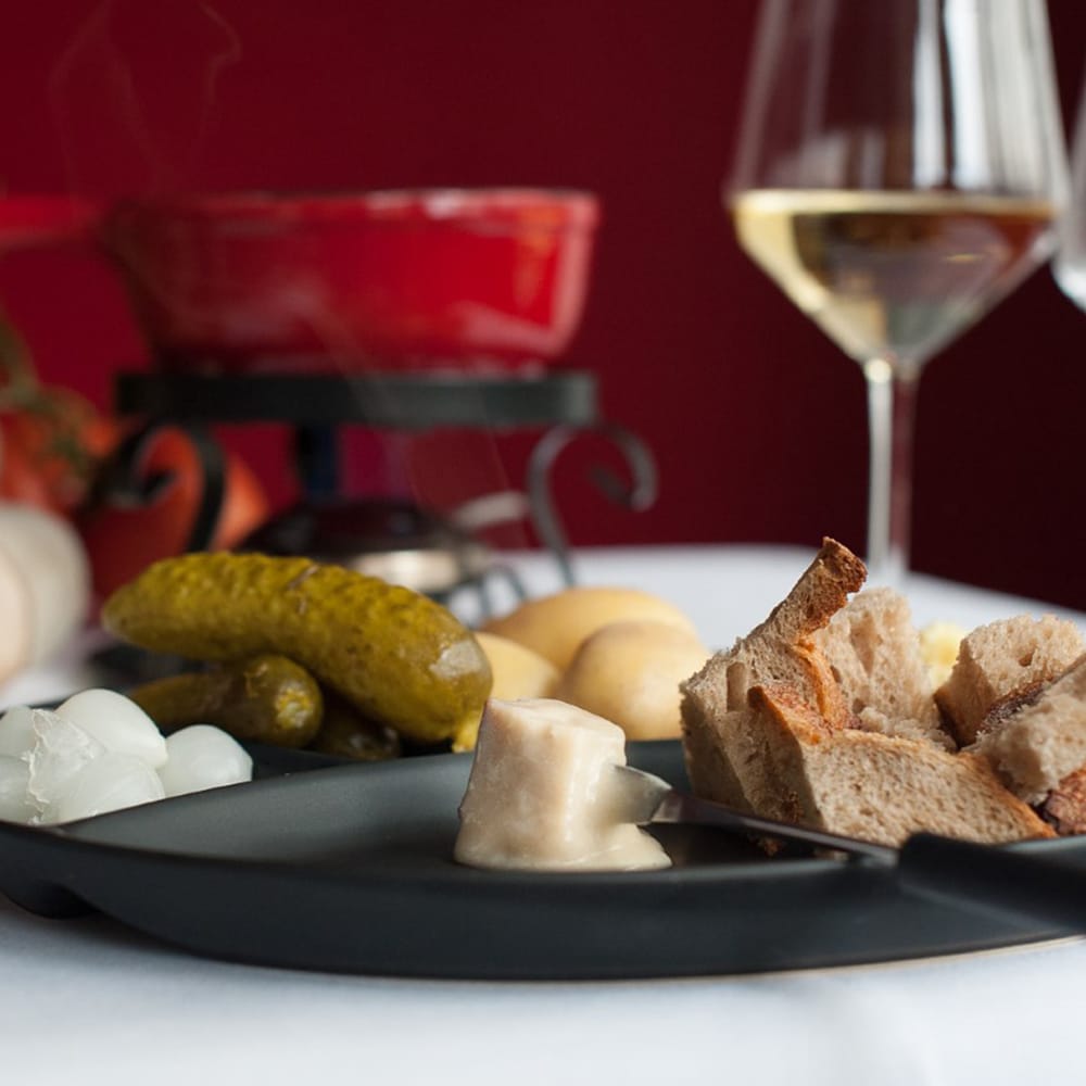 Fondueteller mit Weinglas