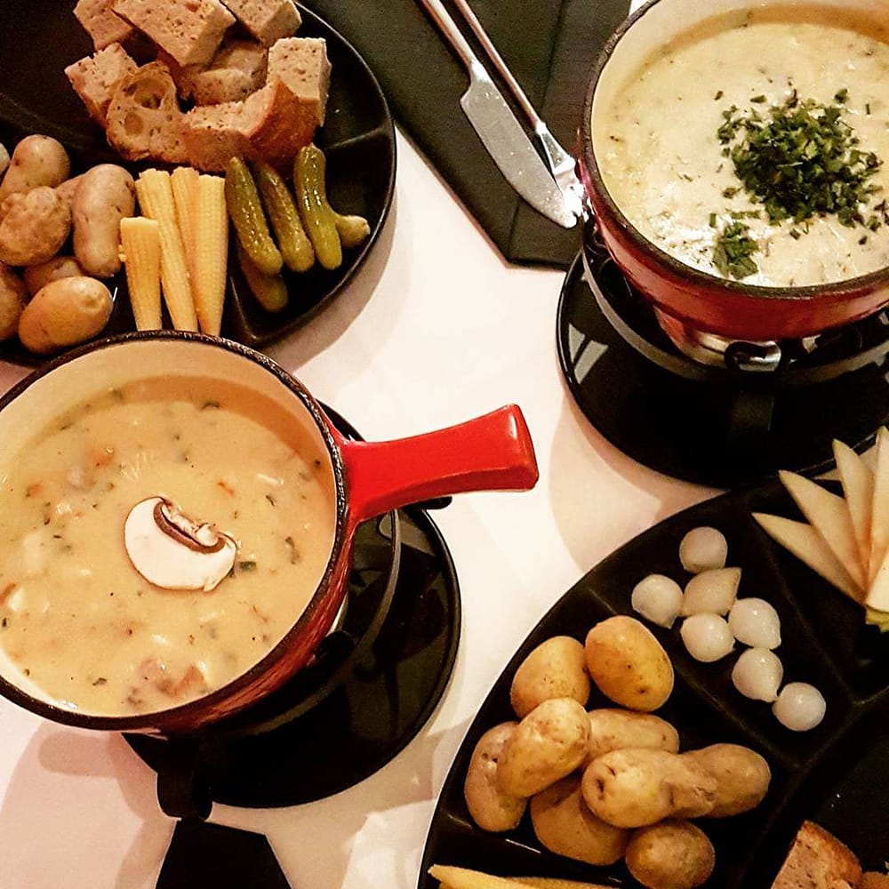 zwei Fonduepfannen
